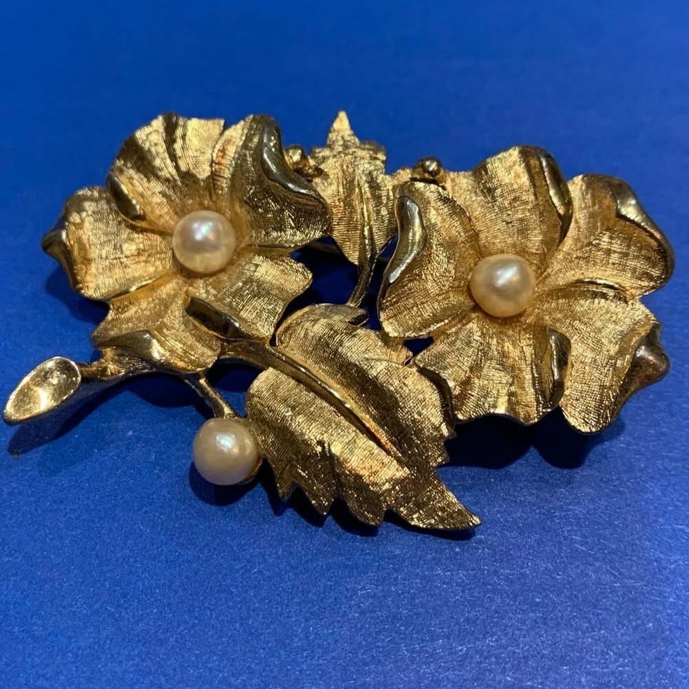 Charel 1950’s Brooch, goldtone & faux Pearl
